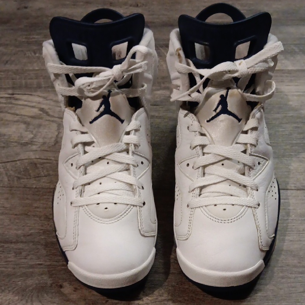 Jordan Retro 6.. Size 8.5mens.. White/navyblue Colorway